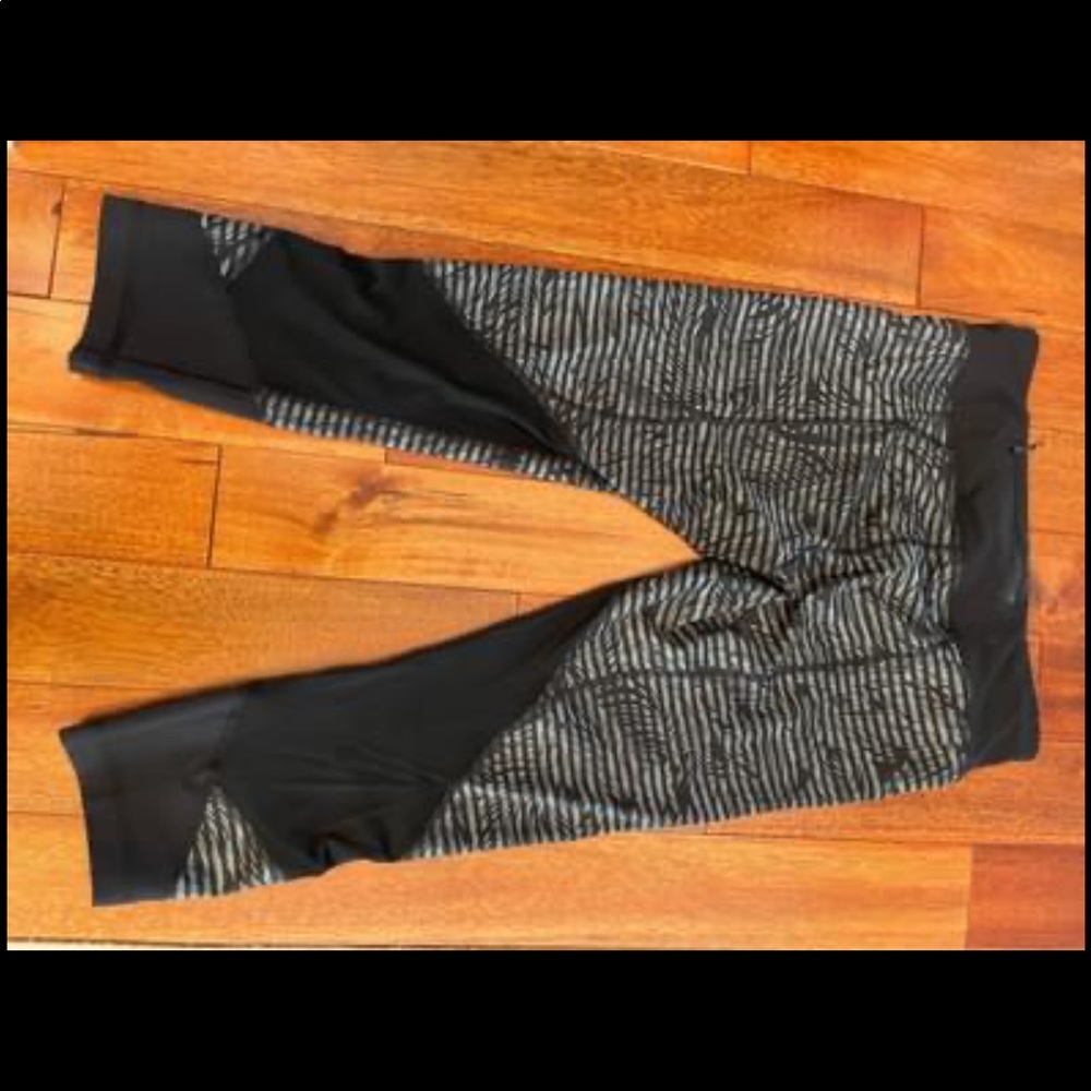 lululemon capri leggings. only worn a few times.